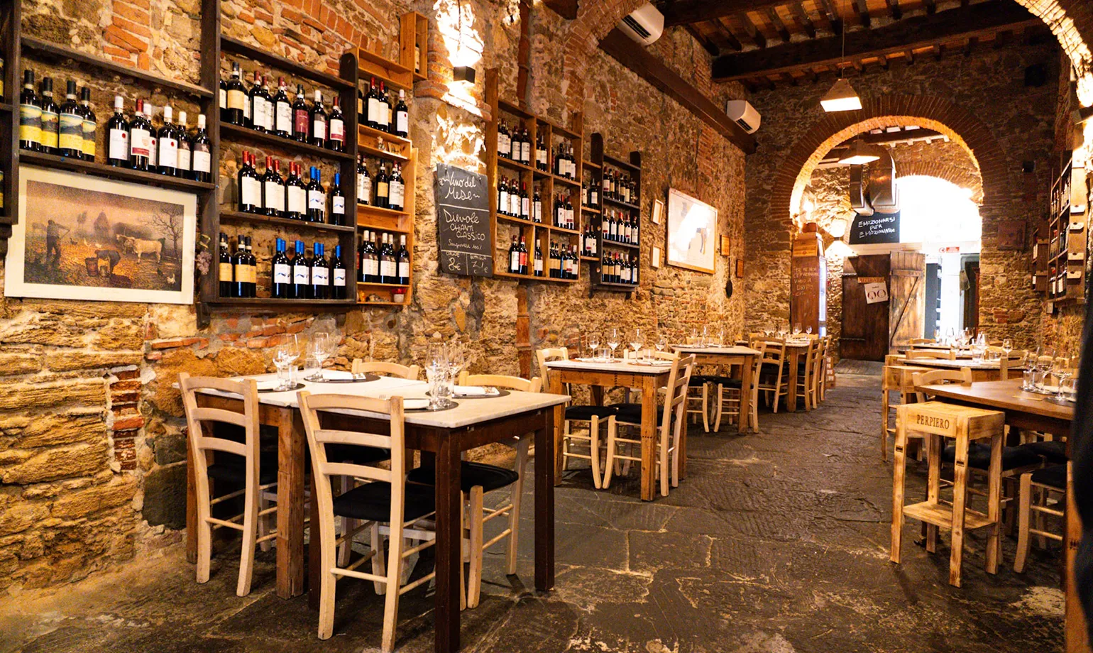 La sala del ristorante InCarne di Livorno con le mura in mattone a vista